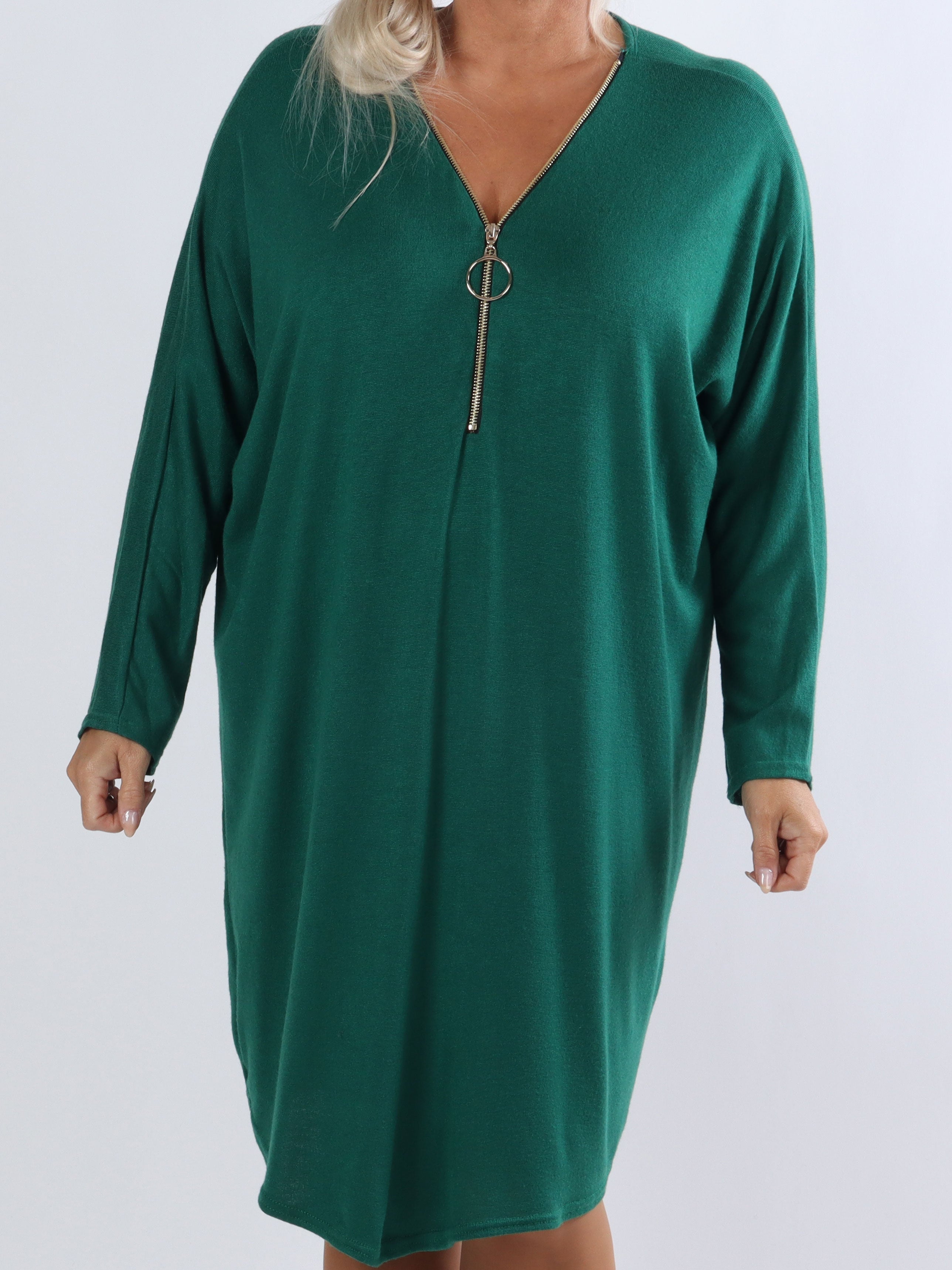 Filippa - Supermjuk plus size stickad klänning med dragkedja